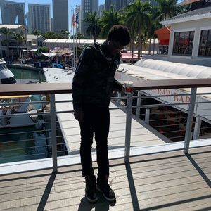 Meet your Posher, Lewis